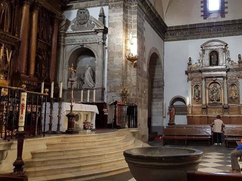 Interior de la basílica santa maría magdalena Cangas del narcea